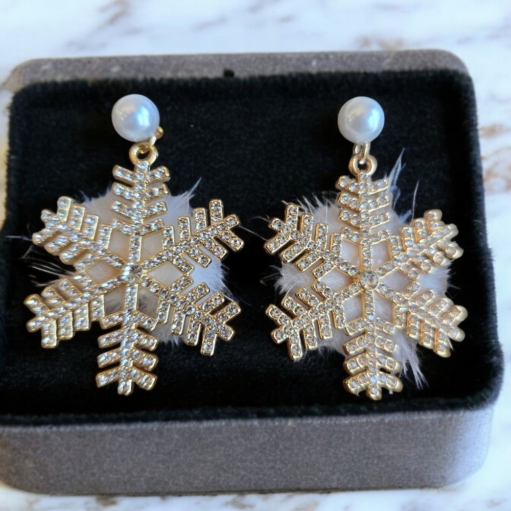 Fashion Jewelry Faux Pearl, Snowflake Gold  and Crystal Earrings with fuzzy back - Picture 5 of 5